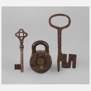 Historisches Vorhängeschloss und zwei Schlüssel