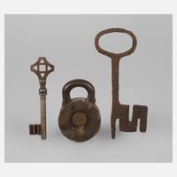 Historisches Vorhängeschloss und zwei Schlüssel111