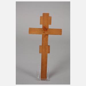 Drei geschnitzte Kruzifixe