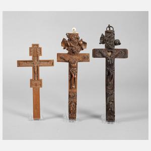 Drei geschnitzte Kruzifixe