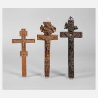 Drei geschnitzte Kruzifixe111