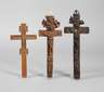 Drei geschnitzte Kruzifixe