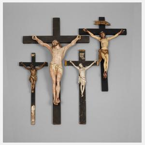 Vier Kruzifixe