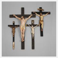 Vier Kruzifixe111