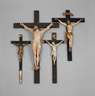 Vier Kruzifixe