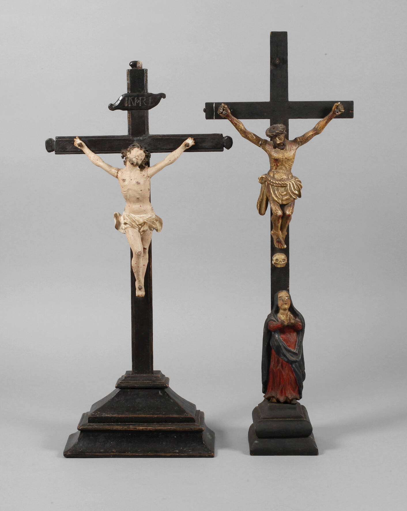 Zwei Tischkruzifixe