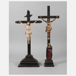Zwei Tischkruzifixe