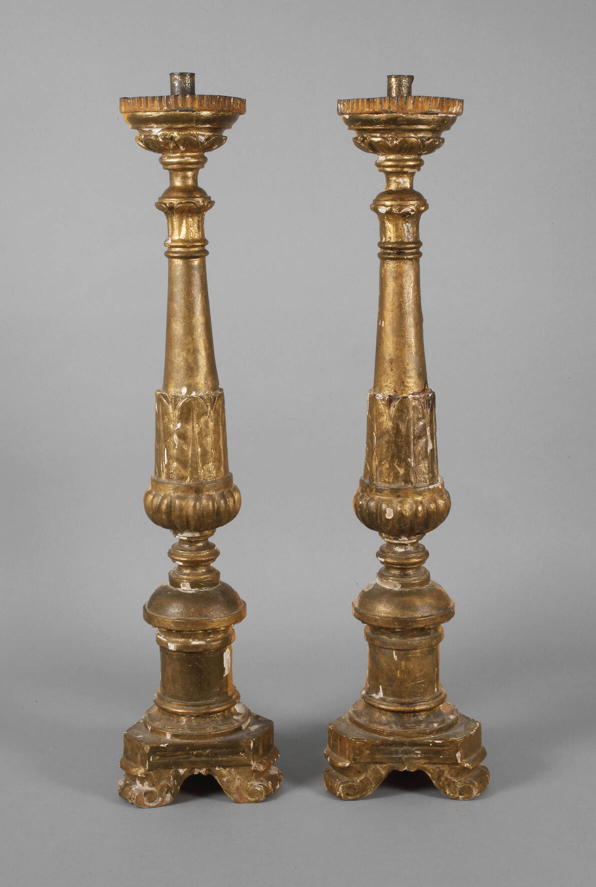 Paar geschnitzte Altarleuchter