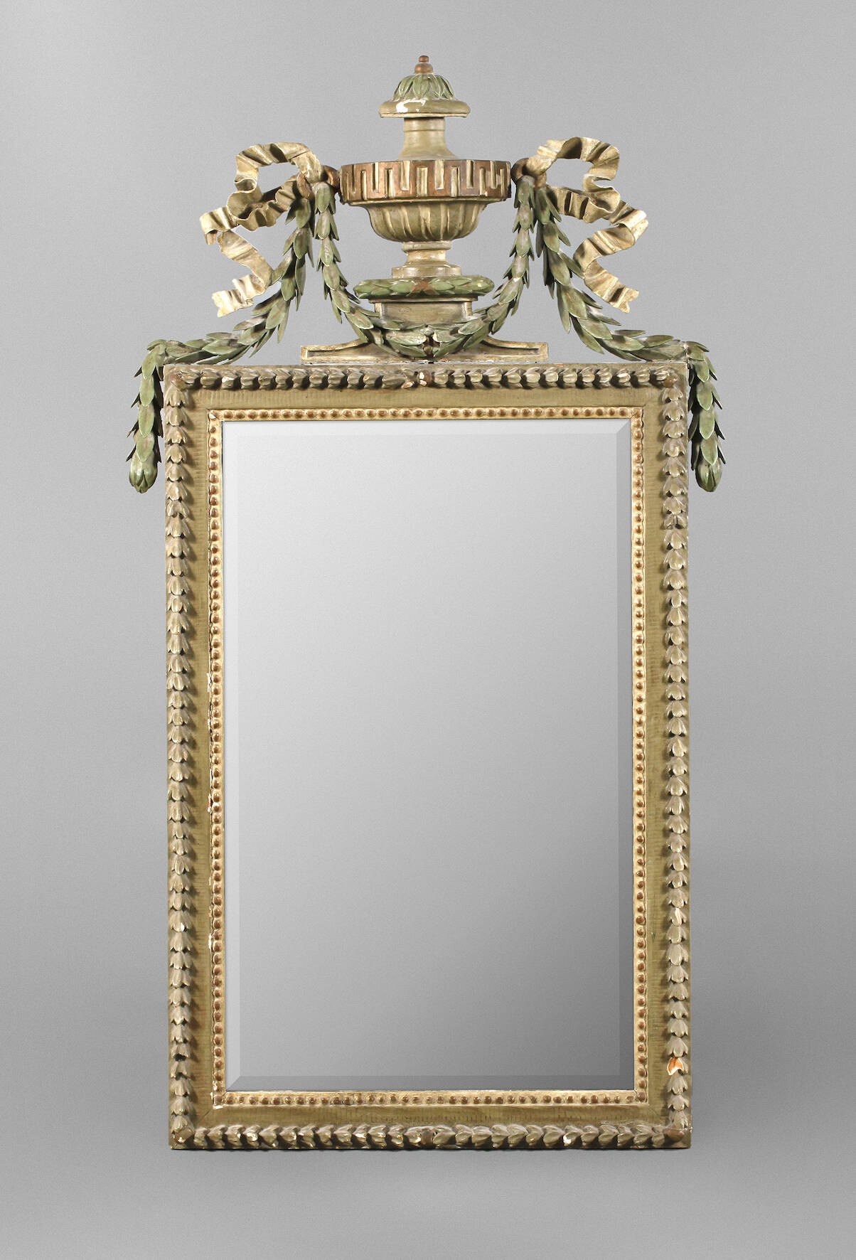 Klassizistischer Wandspiegel