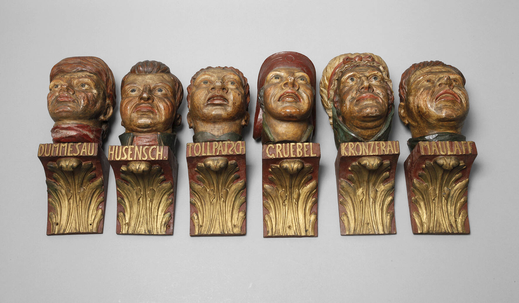 Sechs karikative Schnitzereien