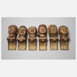 Sechs karikative Schnitzereien