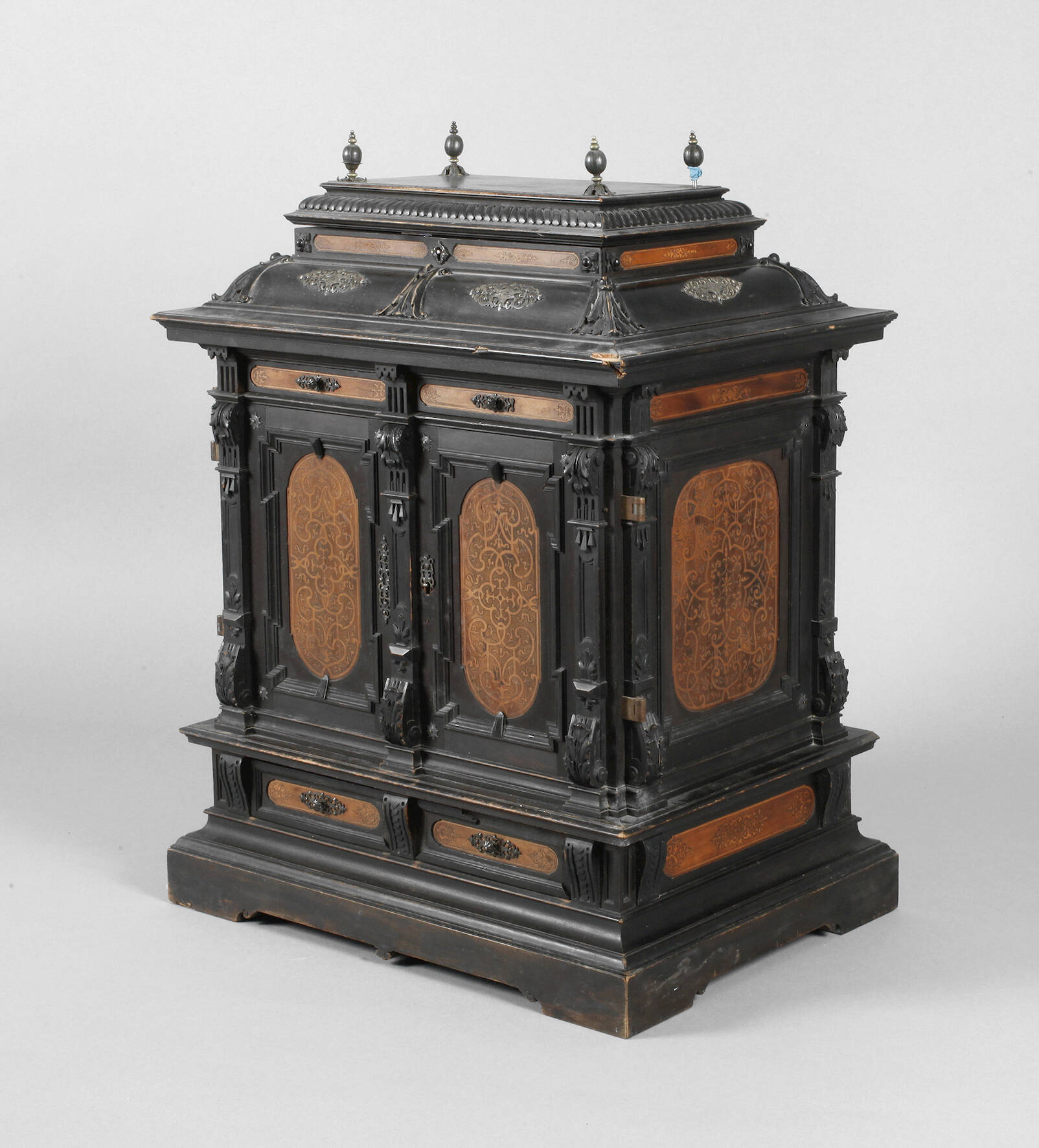 Kleines Kabinettschränkchen