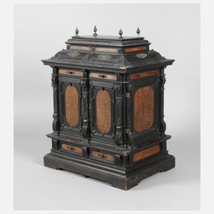 Kleines Kabinettschränkchen