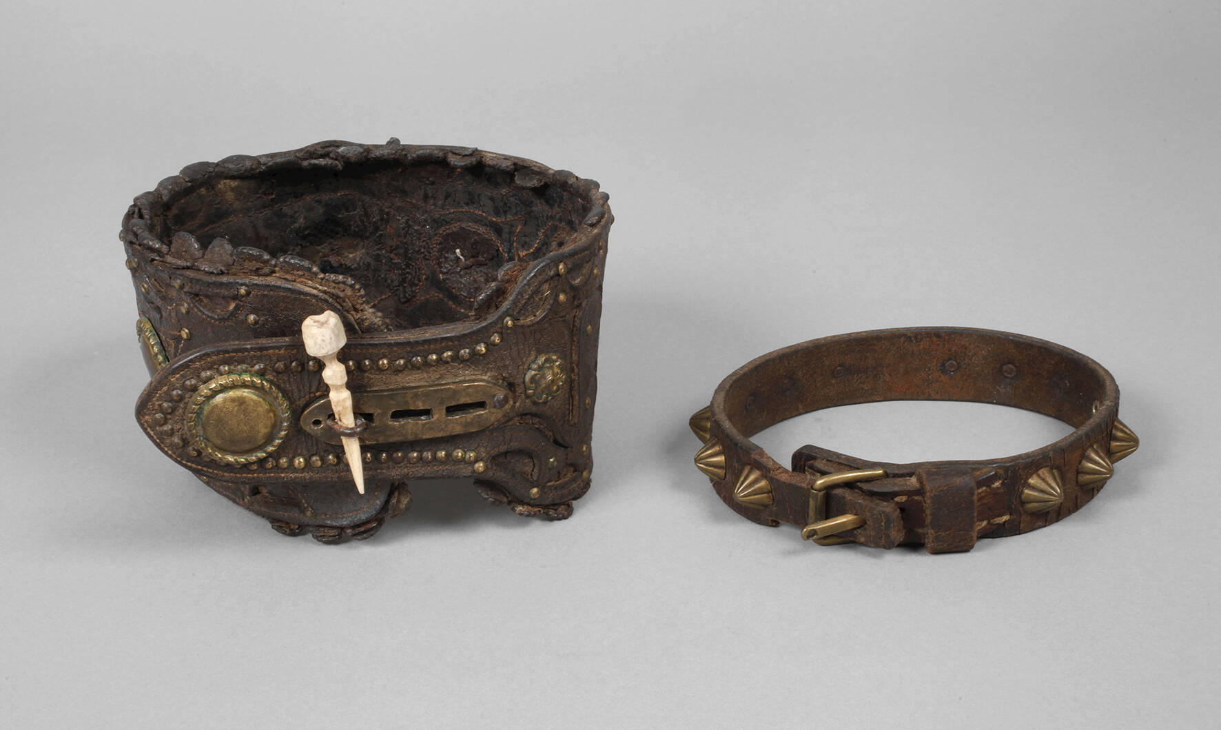 Zwei Hundehalsbänder