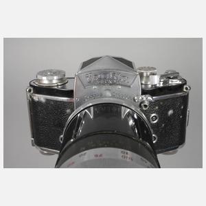 Fotoapparat Exakta mit Teleobjektiv