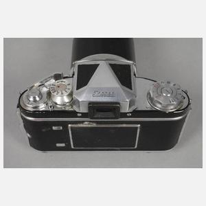 Fotoapparat Exakta mit Teleobjektiv