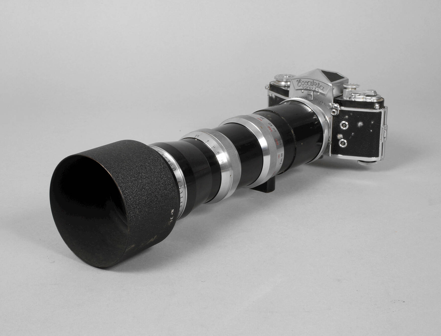 Fotoapparat Exakta mit Teleobjektiv