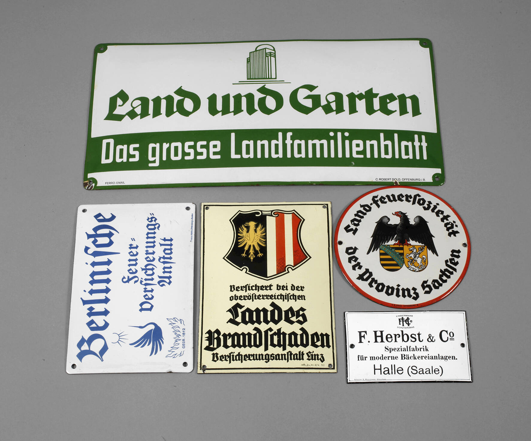 Fünf Emailleschilder