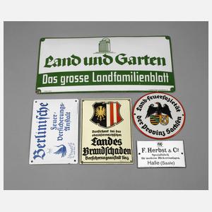 Fünf Emailleschilder