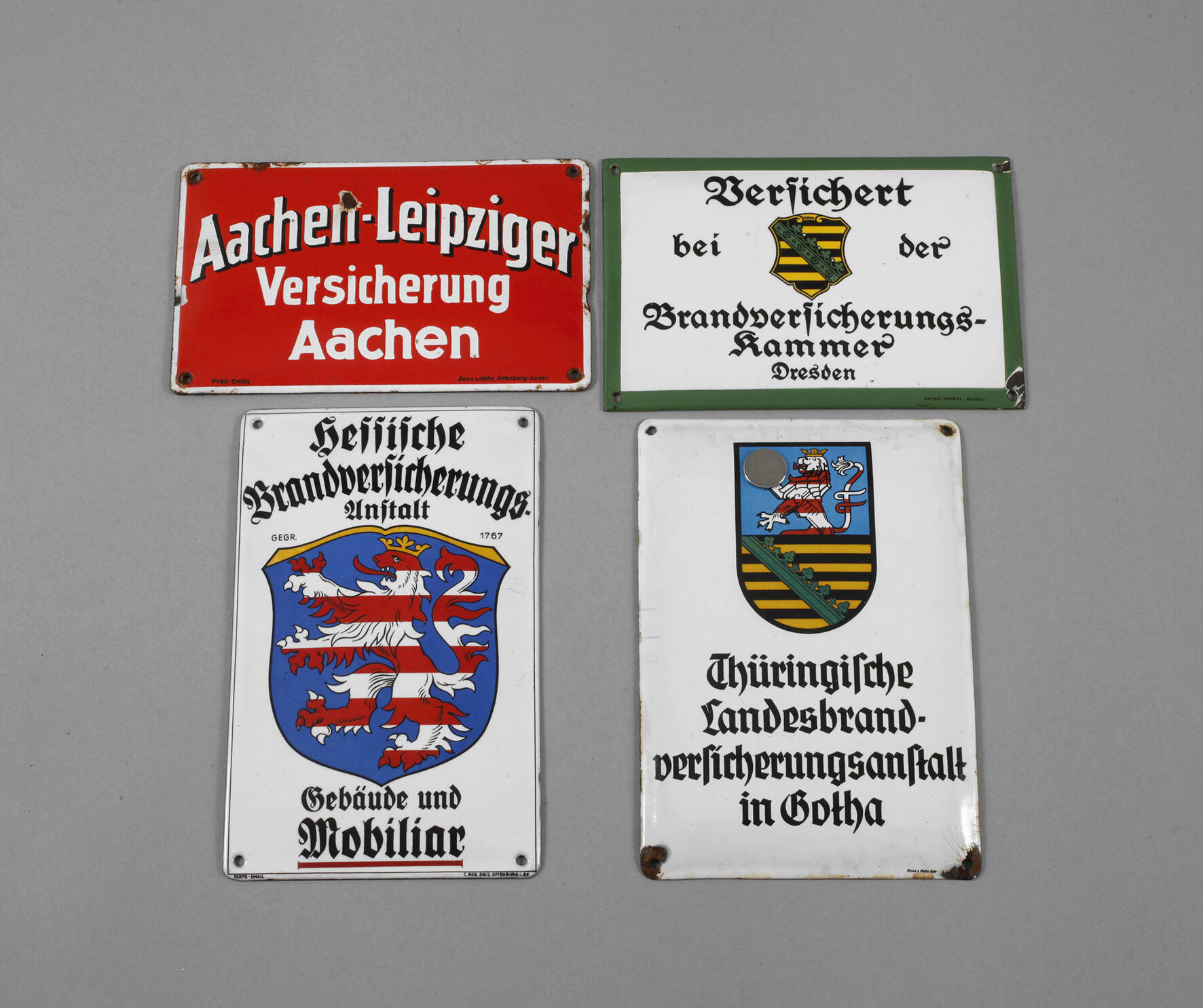 Vier Emailleschilder