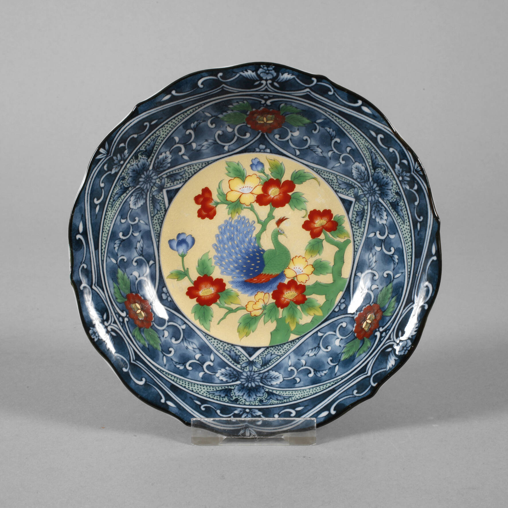 Schale mit Pfauenmotiv