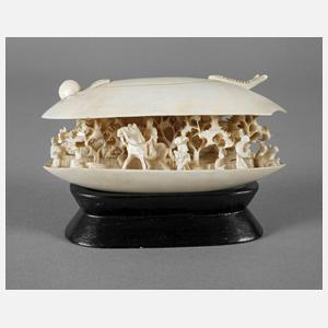 Feine Elfenbeinschnitzerei