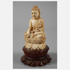 Drei Beinschnitzereien