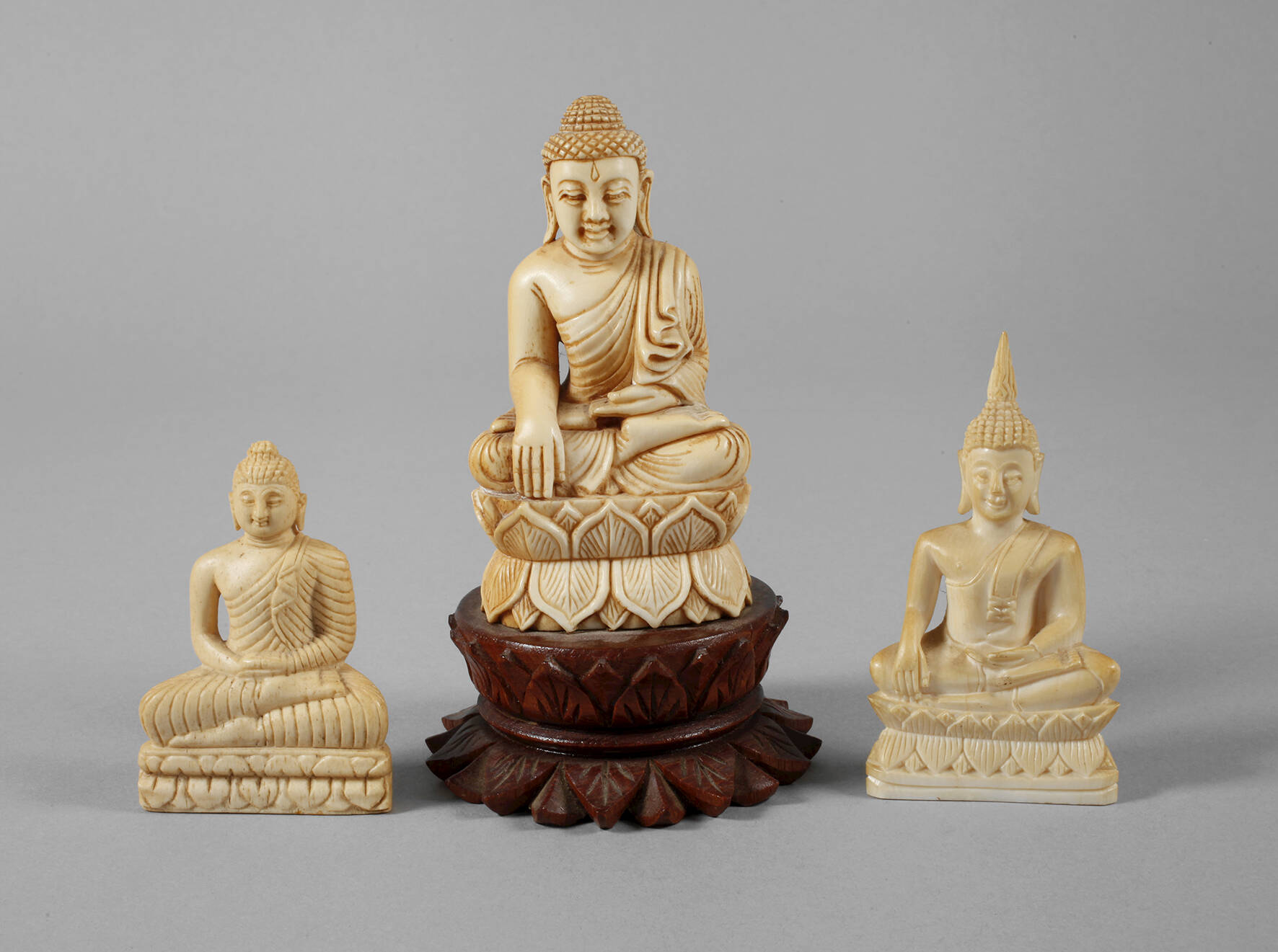 Drei Beinschnitzereien