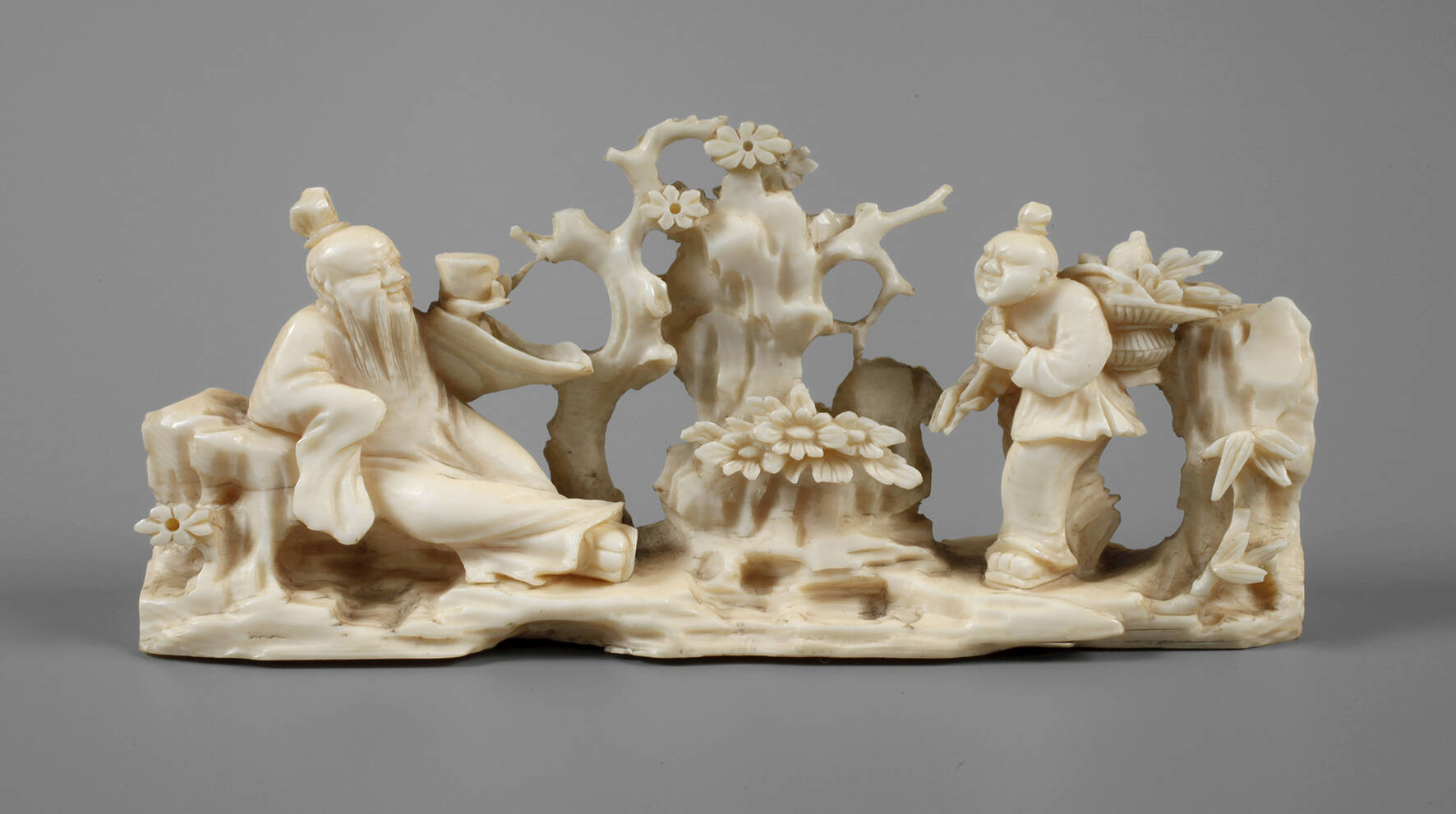 Feine Elfenbeinschnitzerei