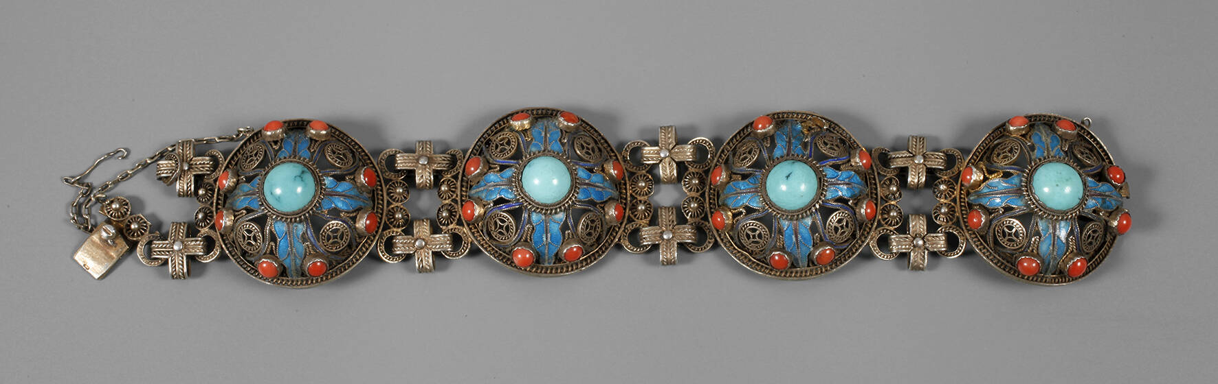 Großes Armband besetzt mit Türkisen und Korallen