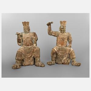 Zwei lebensgroße geschnitzte Figuren