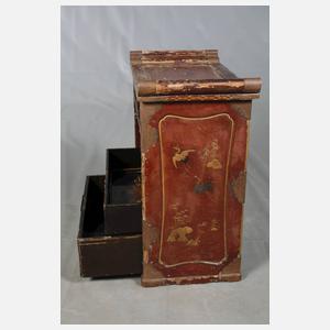 Kleines Lackschränkchen