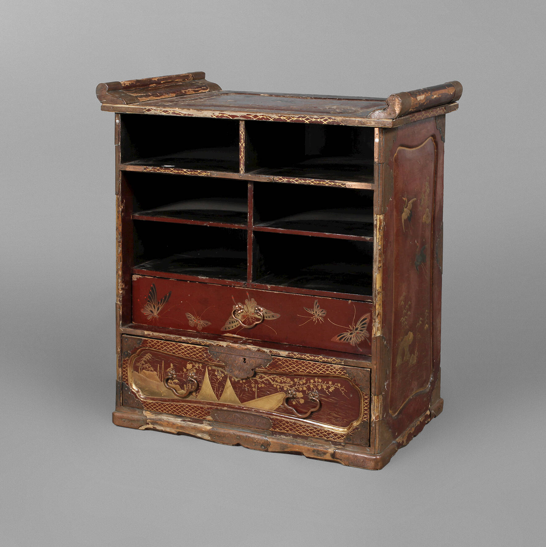 Kleines Lackschränkchen