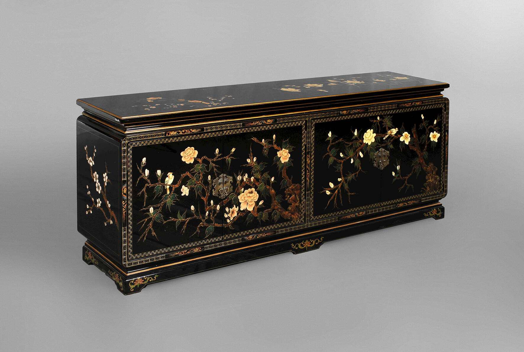 Sideboard mit Lackmalerei