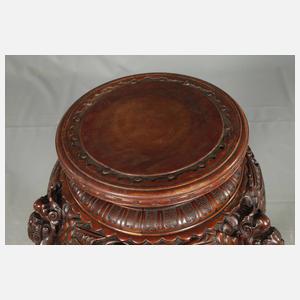 Geschnitztes Piedestal