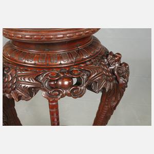 Geschnitztes Piedestal