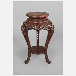 Geschnitztes Piedestal