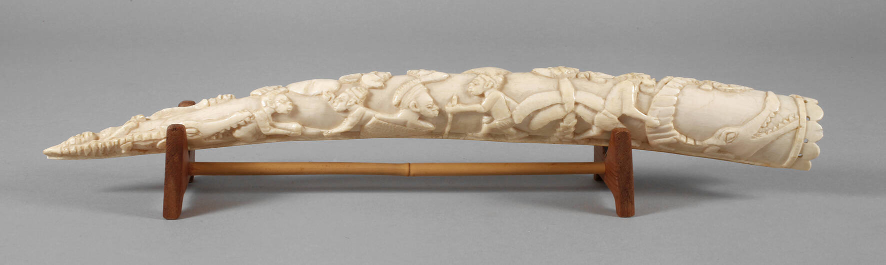 Beschnitzter Stoßzahn