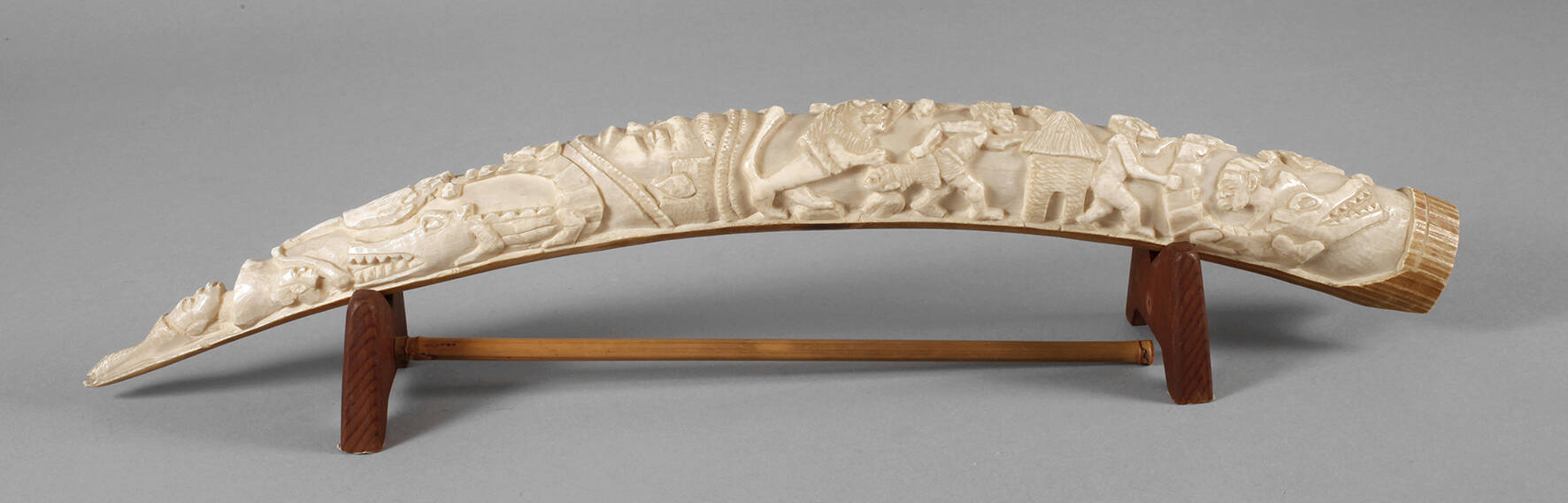 Beschnitzter Stoßzahn