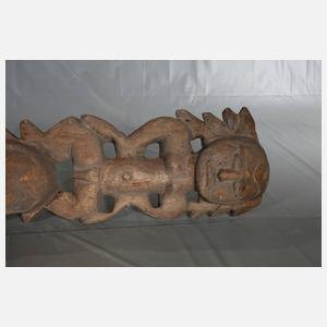 Übergroße Schnitzerei