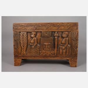 Beschnitzte Truhe