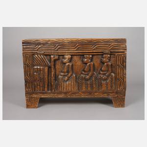 Beschnitzte Truhe