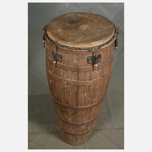 Drei große Standtrommeln