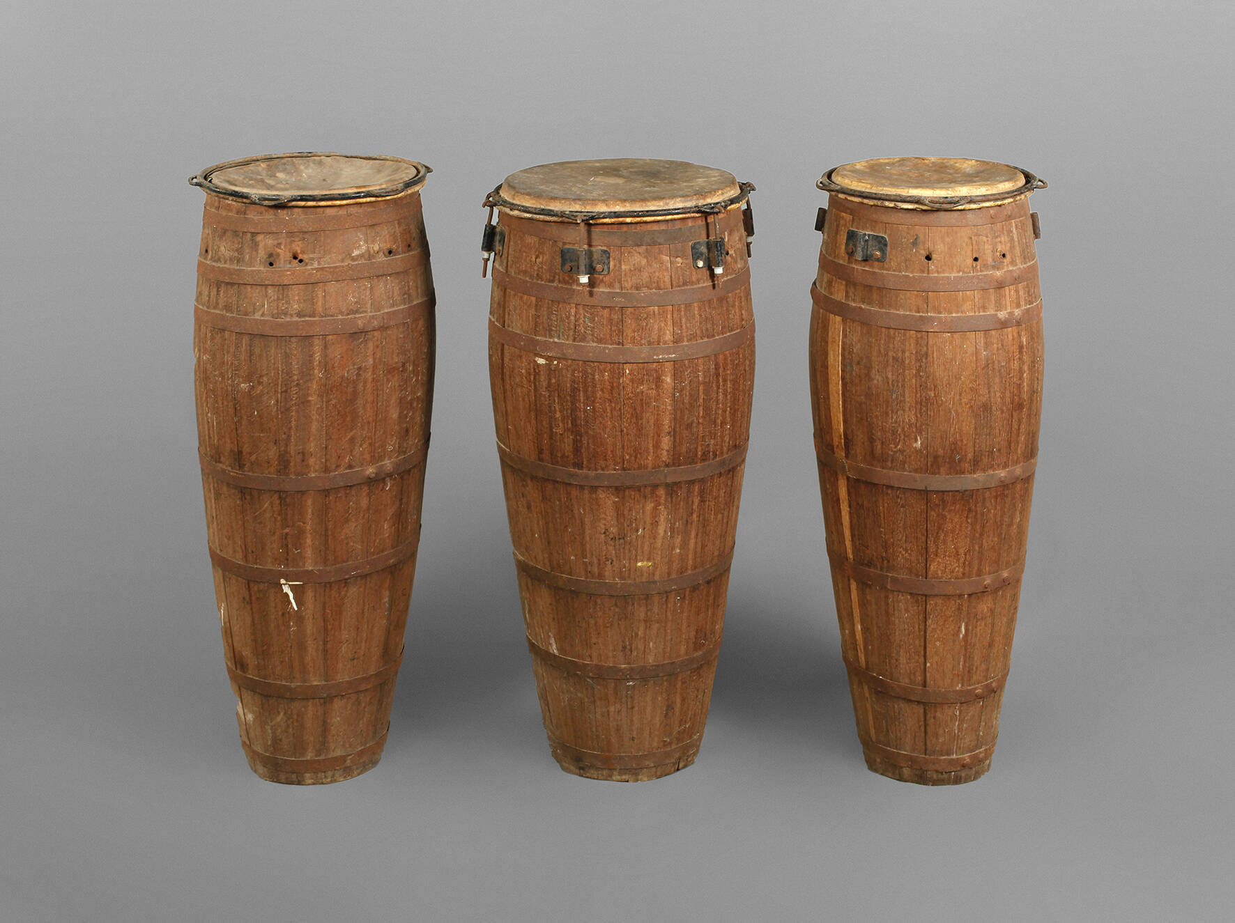 Drei große Standtrommeln