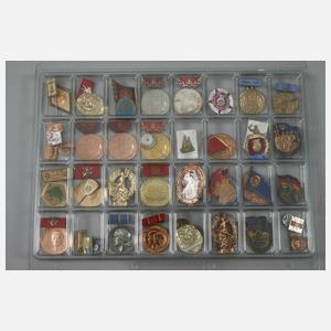 Konvolut mit über 500 DDR Abzeichen