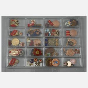 Konvolut mit über 500 DDR Abzeichen