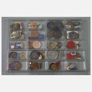 Konvolut mit über 500 DDR Abzeichen