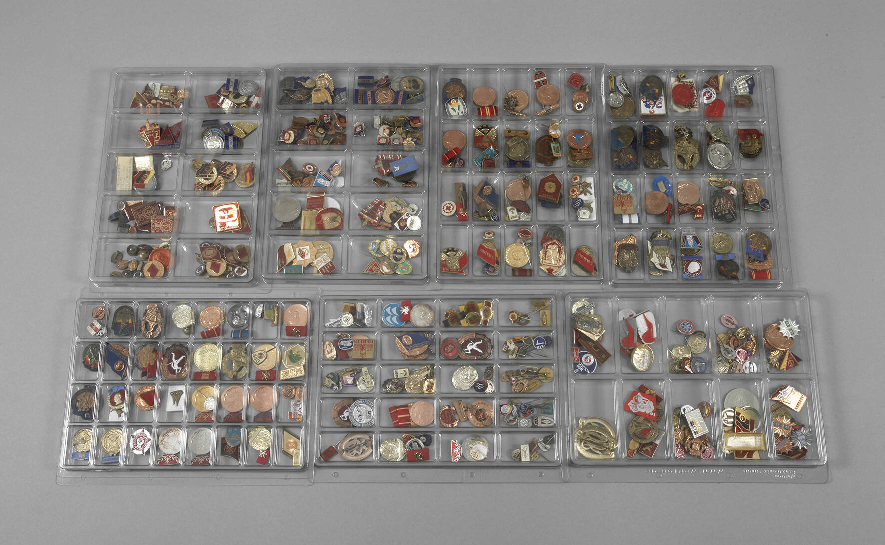 Konvolut mit über 500 DDR Abzeichen