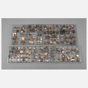 Konvolut mit über 500 DDR Abzeichen