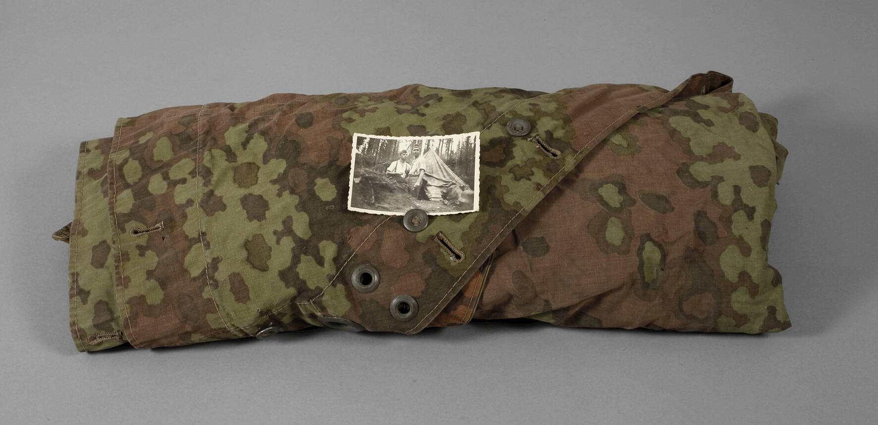 Dreieckplane mit Flecktarnung